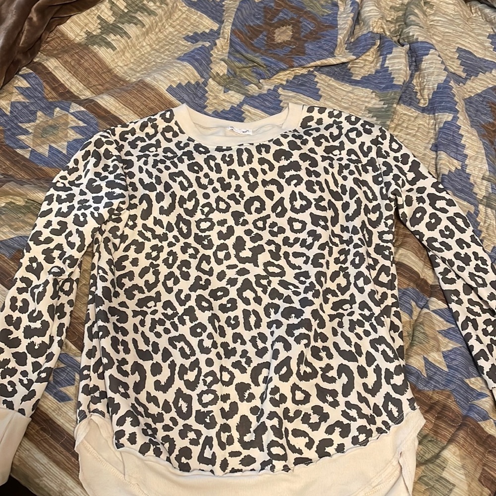 Oversized, leopard top